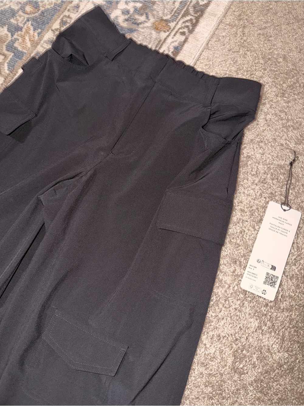ALO Yoga Mid-Rise Workwear Cargo Pants in Black EUC Sz Small - Picture 8 of 9